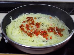 炒至土豆丝变软，六成熟，放入切好的泡椒，这种泡椒酸辣，开胃，很好吃，不需要加醋了。