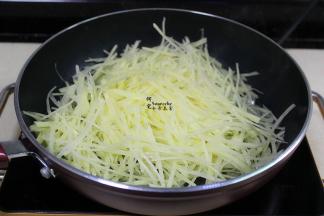 热锅，锅里倒少许油，把沥干水的土豆丝倒入锅里，大火爆炒。