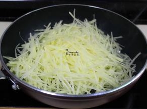 热锅，锅里倒少许油，把沥干水的土豆丝倒入锅里，大火爆炒。