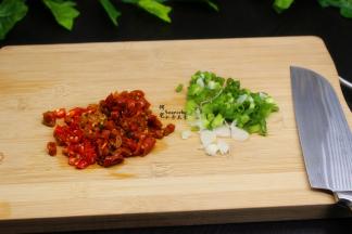 泡椒、香葱，分别洗净切好，其中香葱选择红头的会比较香。