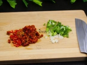 泡椒、香葱，分别洗净切好，其中香葱选择红头的会比较香。