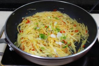 继续大火翻炒熟，放点生抽，这时候颜色非常漂亮，土豆丝丝分明，不粘锅，不发黑。放点盐、香葱炒均出锅，即可。