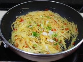 继续大火翻炒熟，放点生抽，这时候颜色非常漂亮，土豆丝丝分明，不粘锅，不发黑。放点盐、香葱炒均出锅，即可。