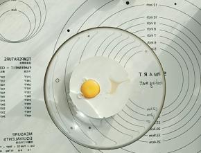 将炼乳、淡奶油和蛋黄放入干净的碗中用刮刀搅拌均匀，然后把小苏打加入一点点的水搅匀后放入。