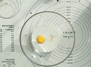 将炼乳、淡奶油和蛋黄放入干净的碗中用刮刀搅拌均匀，然后把小苏打加入一点点的水搅匀后放入。