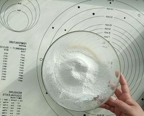 筛入低筋面粉并用刮刀翻拌。
