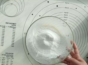 筛入低筋面粉并用刮刀翻拌。