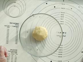 刮刀拌至无干粉，或者直接戴上手套揉成团。做好以后放入碗中盖上保鲜膜放冰箱冷藏30-60分钟。