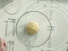 刮刀拌至无干粉，或者直接戴上手套揉成团。做好以后放入碗中盖上保鲜膜放冰箱冷藏30-60分钟。