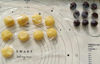 把豆沙馅分成9份每份10克，盖上保鲜膜防止吹干。面团从冰箱取出后，分9个25克左右的面团，同样分好后盖上保鲜膜防子干裂。