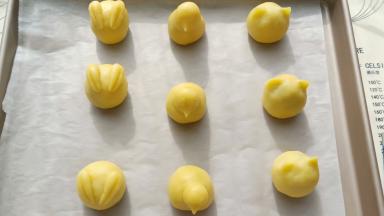 把做好的卡通烧果子摆放在烤盘中。