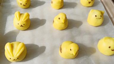 取少许可可粉滴几滴水搅匀，用细毛笔画出五官。