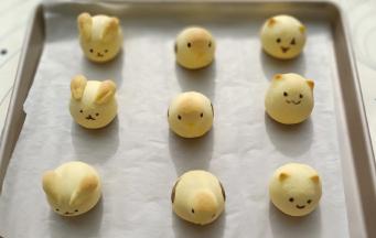 烤箱160度预热10分钟后把烤盘放入，中下层160度（烤箱内部实际温度145度）烤15分钟，表面微黄就可以出炉了。