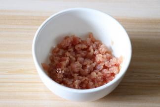 猪肉洗净剁成肉糜，加入生抽、料酒、苹果醋、少许盐抓匀腌制半小时以上；