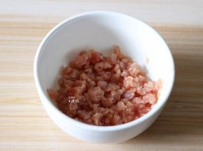猪肉洗净剁成肉糜，加入生抽、料酒、苹果醋、少许盐抓匀腌制半小时以上；