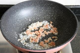 将腌制好的肉糜倒进去翻炒至变色；