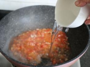 倒入一碗热水，煮沸后小火熬煮；