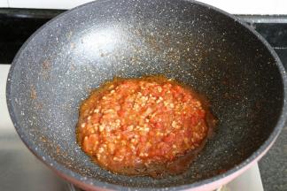 熬煮至浓稠收汁状态即可，加适量盐调味，关火备用；