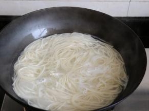 另起一锅放入适量水和盐煮面，期间加入3次冷水，这样煮出的面条会更加劲道；