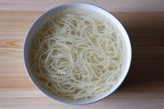 捞出面条放入冷开水里过一道；