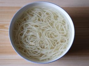 捞出面条放入冷开水里过一道；