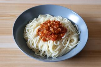 再捞出装盘，滴几滴玉米油、撒适量盐、浇上熬煮好的肉酱即可；