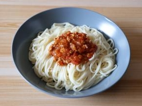 再捞出装盘，滴几滴玉米油、撒适量盐、浇上熬煮好的肉酱即可；