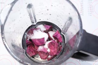 紫薯去皮，切小块，放入西屋破壁机玻璃料理杯内，加入砂糖。