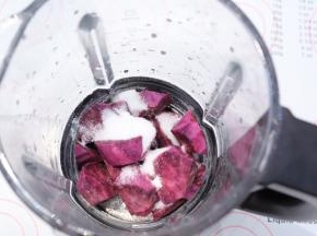 紫薯去皮，切小块，放入西屋破壁机玻璃料理杯内，加入砂糖。