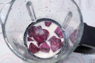 倒入牛奶。（喜欢稀一点的小伙伴可以适当再加入多50克）