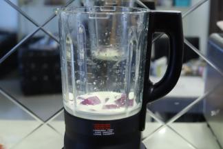 将料理杯放入主机上，盖上盖子。