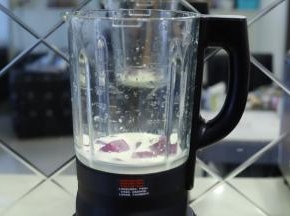 将料理杯放入主机上，盖上盖子。