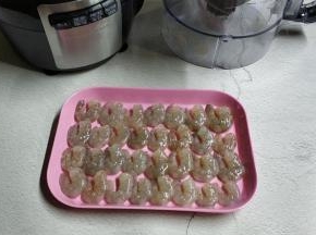 将虾去头去壳去虾线，吸干水份