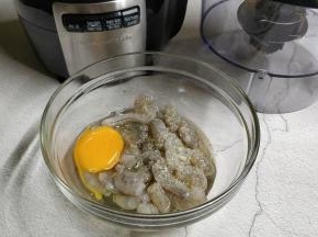 将虾仁放入大碗中，放入鸡蛋、蒜盐、糖