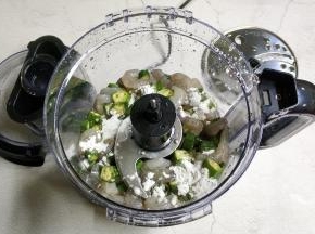 将搅拌好的虾仁秋葵放入料理机里，最后加入玉米淀粉