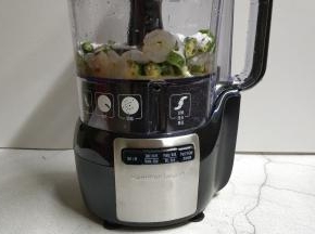 盖上盖子，按料理机上的点动切碎