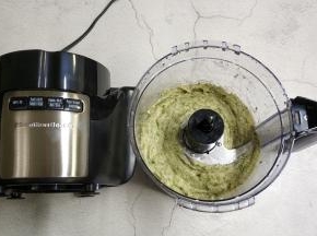 真得夸夸新入手的汉美驰多功能料理机，非常的快捷，切片绞肉馅简直是神速，不用半分钟，已经将虾仁和秋葵打成浓稠的虾滑了，赞一个，而且机子安装超简单，刀片可以拿出来，清洗起来很方便
