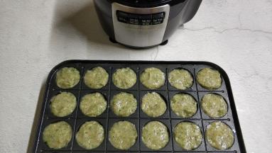 手和勺子粘水，将虾滑挖到模具里或虾滑装入裱花袋中，剪开口把虾滑挤在抹了油的模具里