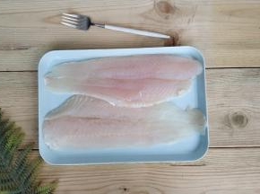 龙利鱼用料酒、盐腌20分钟
