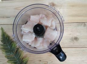 放入汉美驰多功能料理机里，按点动切拌功能，大约20-25秒即可