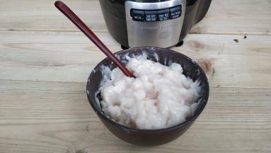 打好的鱼肉馅非常细腻，加入酱油、糖搅拌均匀
