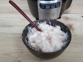 打好的鱼肉馅非常细腻，加入酱油、糖搅拌均匀