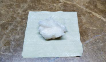 云吞皮放上适量的鱼肉馅