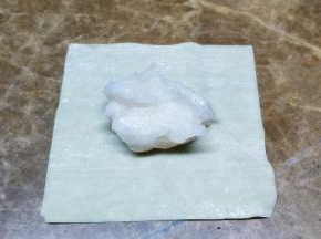 云吞皮放上适量的鱼肉馅