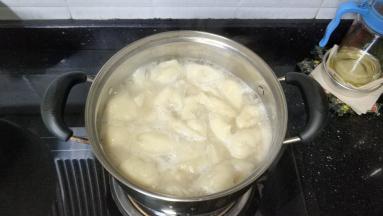 水开后放入云吞，水沸腾后加少许冷水，等水再次沸腾云吞煮熟后浮在水面上即可