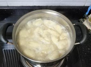 水开后放入云吞，水沸腾后加少许冷水，等水再次沸腾云吞煮熟后浮在水面上即可