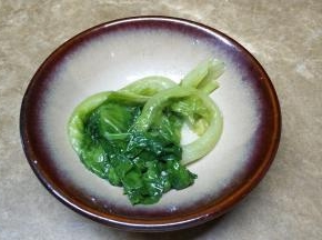 青菜放入碗中，捞出营养美味的龙利鱼云吞放在碗里