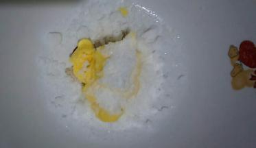 酥皮部分，糖粉加黄油搅拌至融为一体，黄油微微发白