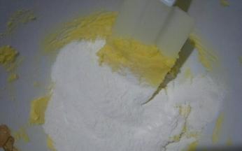 加入面粉搅拌均匀