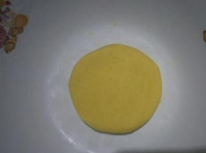 可带一次性手套揉成光滑面团揉圆按扁